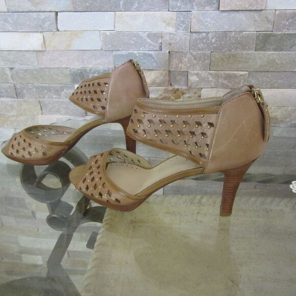 Great Pair of Leather Adrienne Vittadini Beige Ankle Strap Shoes, Size 9 1/2 US - Picture 3 of 6